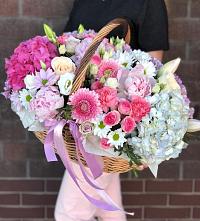 Композиция солнечный день в Сычевке Цветочная композиция из Розы, Хризантемы, Пионы и Лизиантусы в корзине в Сычевке