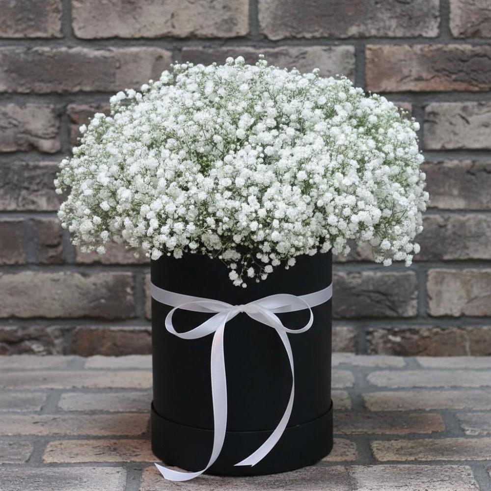 Цветочная композиция из Гипсофила в шляпной коробке в Сычевке