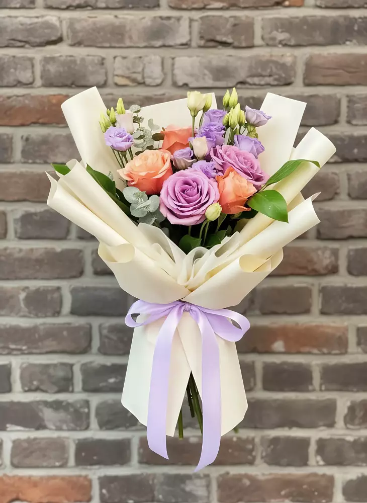 Букет цветов из: Лизиантусы и Розы в Сычевке