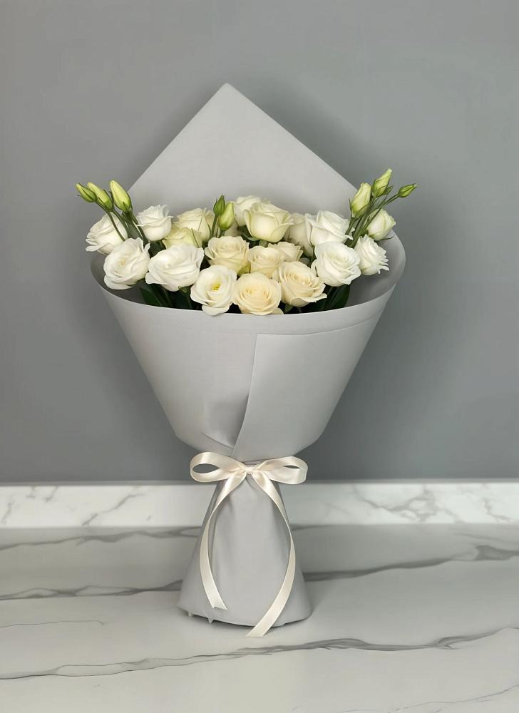 Букет цветов из: Розы и Лизиантусы в Сычевке