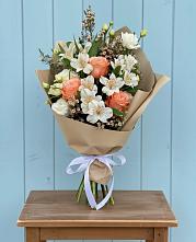 Букет цветов из:  Альстромерии, Лизиантусы, Розы и Хризантемы в Сычевке