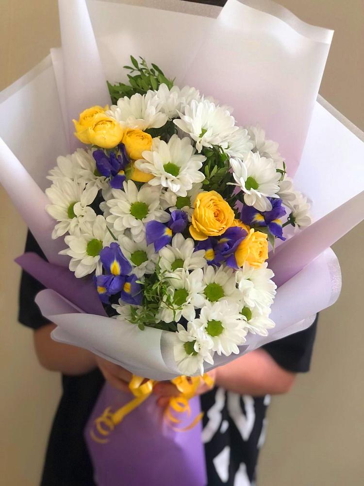 Букет цветов из: Ирисы, Хризантемы и Розы в Сычевке