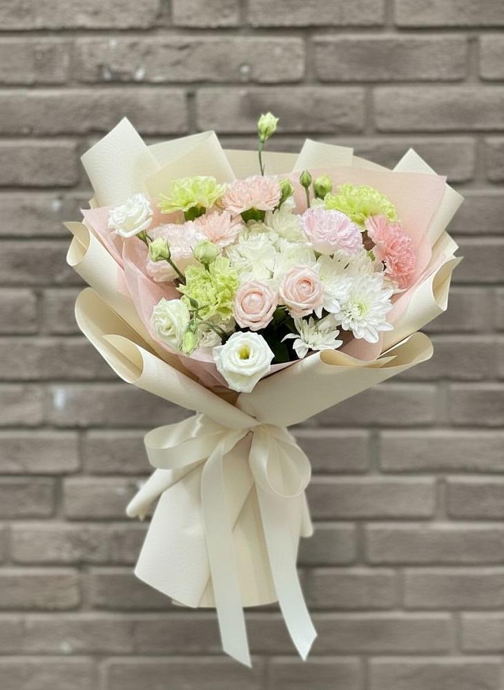 Букет цветов из: Гвоздики, Розы, Лизиантусы и Хризантемы в Сычевке