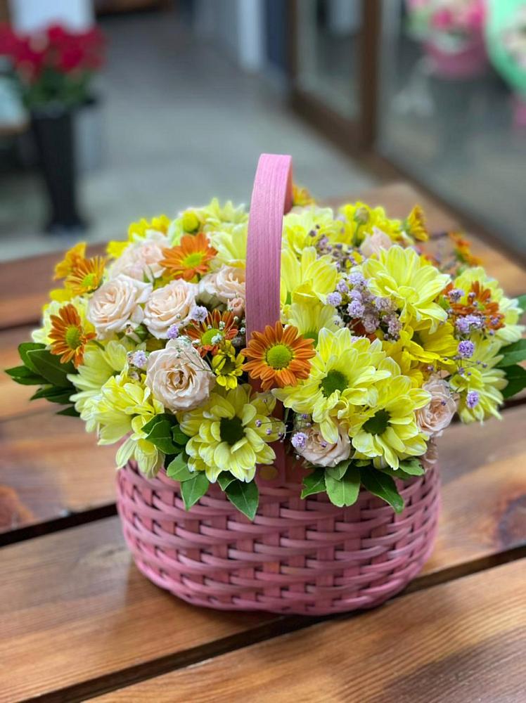 Цветочная композиция из Хризантемы и Розы в корзине в Сычевке