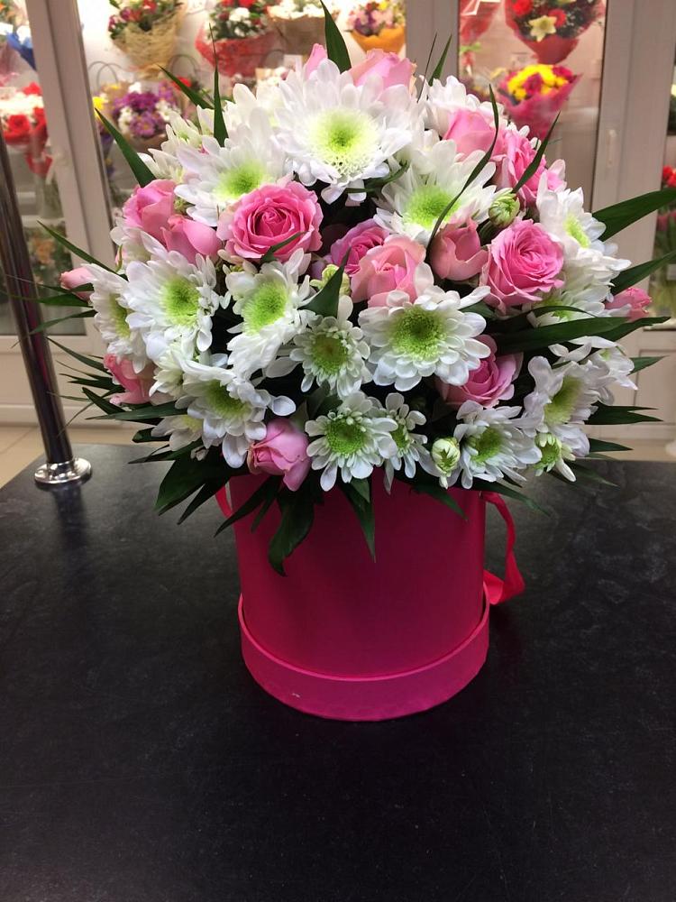 Цветочная композиция из Розы и Хризантемы в шляпной коробке в Сычевке