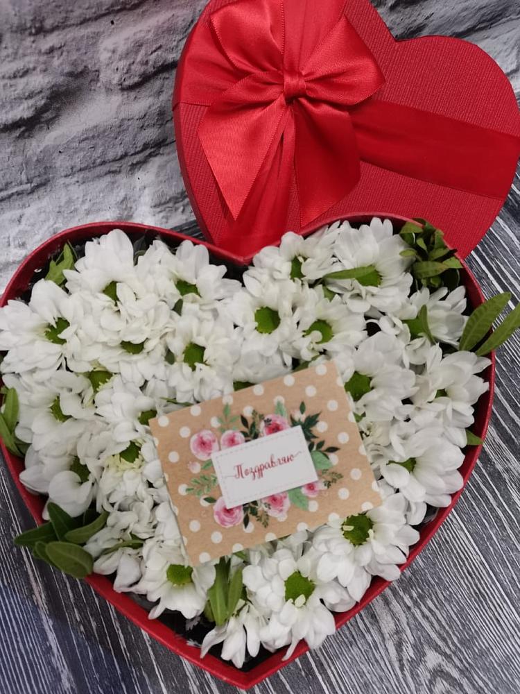 Цветочная композиция из Хризантемы в виде сердца в Сычевке