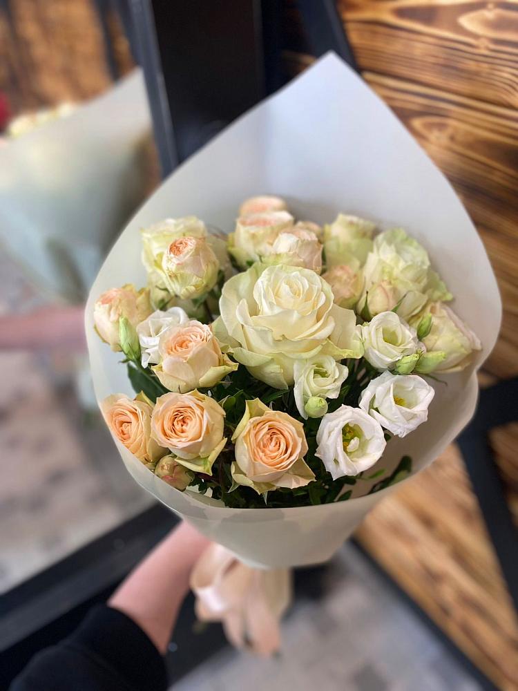 Букет цветов из: Розы и Лизиантусы в Сычевке